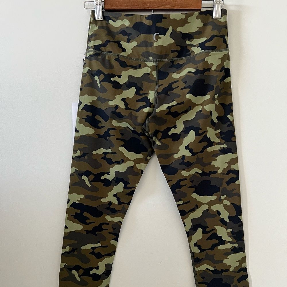 ZYIA Light Green Camo Reflective Soft & Snug Mid-Rise 7/8 Legging Size 6-8 - Picture 10 of 16